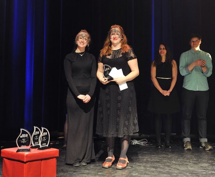 Sara Bolduc et Rebecca Breton lors de la remise de prix à Université Laval en spectacle 2016. Crédit photo: Hoby Ratsimbazafy